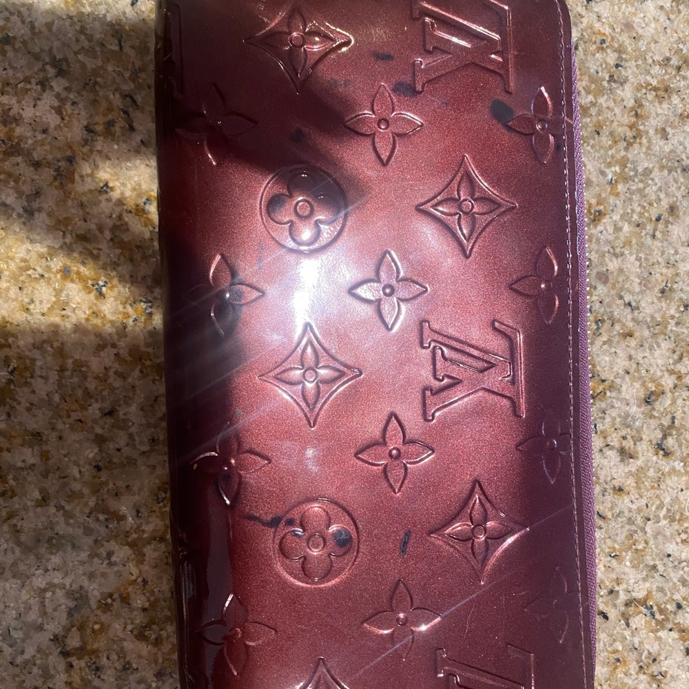Louis Vuitton authentic vernis zippy wallet logo